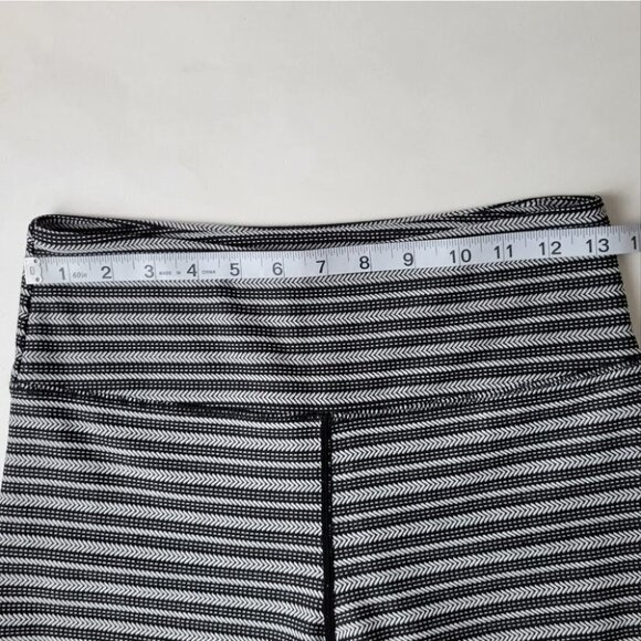 𝅺zyia Active Chevron Striped Crop Leggings High Rise Black White 6-8 - Picture 7 of 10
